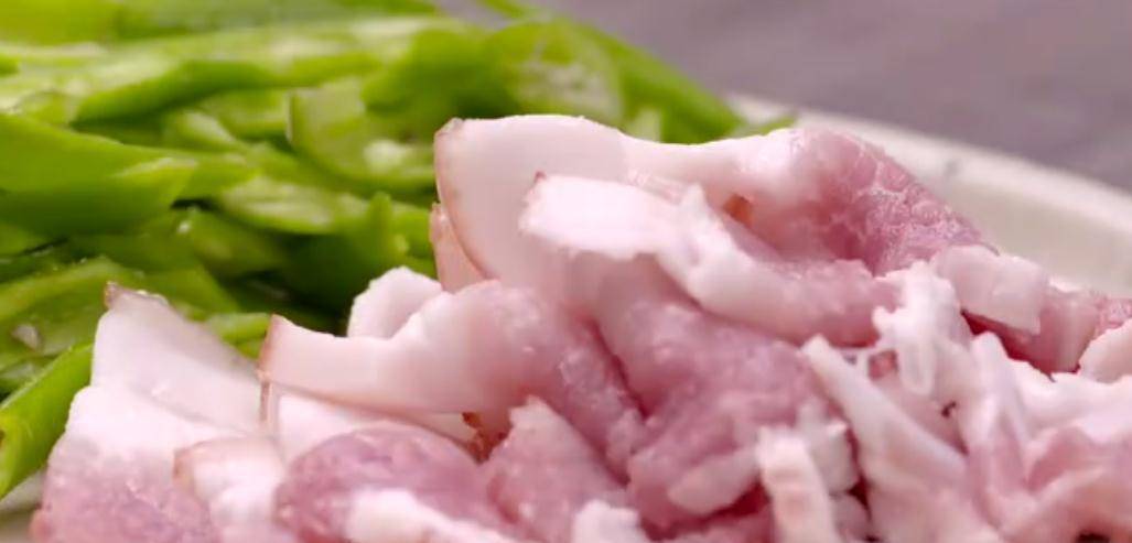 姜片|鸡蛋也可以这样吃,营养的快手早餐荷包蛋炒尖椒 焦嫩又下饭