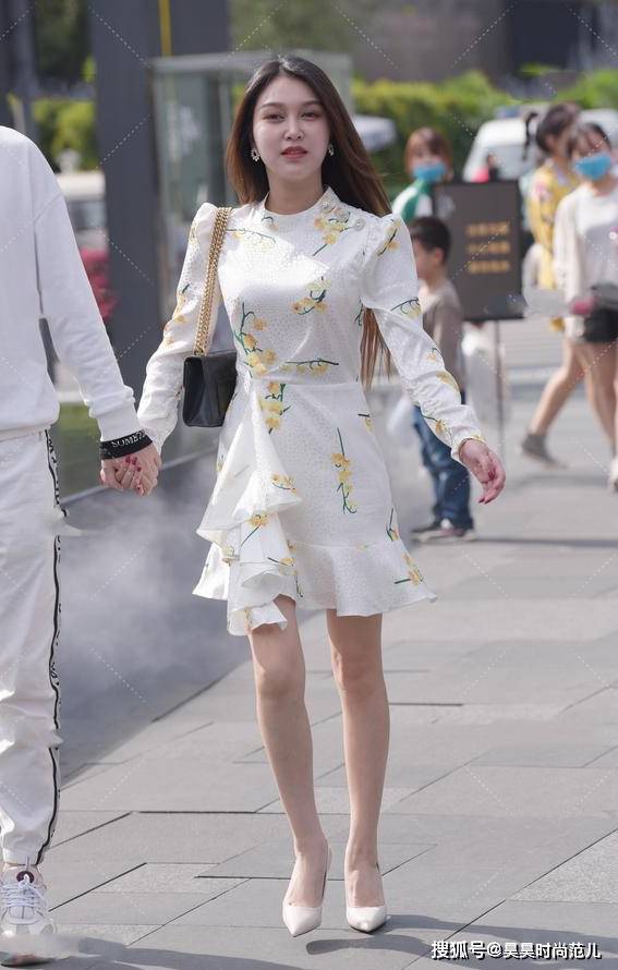 设计|初秋优雅风穿搭,一身简约印花连衣裙搭配高跟鞋,简单大方显气质
