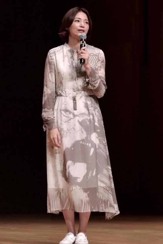 颜色|董卿跑步被拍，穿运动装刻意掩饰身材，不修饰的脸却是真实老人！