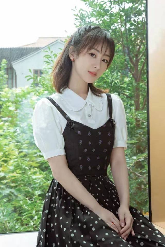 条纹|杨紫再度扮演小雪彻底逆袭！穿格纹衬衫甜美可爱，气质罕见大变化！