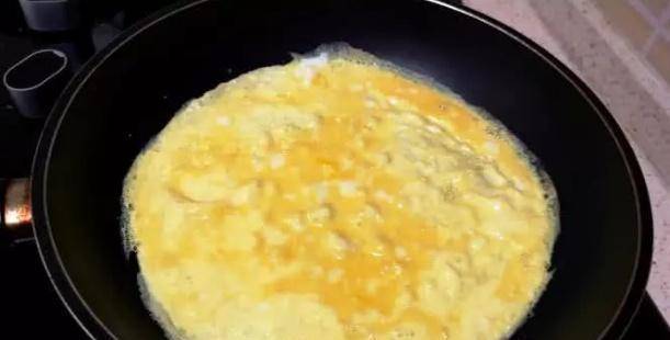 做法|鸡蛋不止可以做番茄炒蛋,这种做法,颜值高,还美味,一盘不够吃