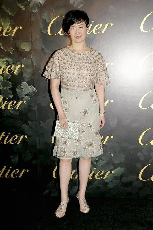 气质|难怪深得赌王喜爱，何超琼裙装也打扮难掩精英范，眼眸都是气场