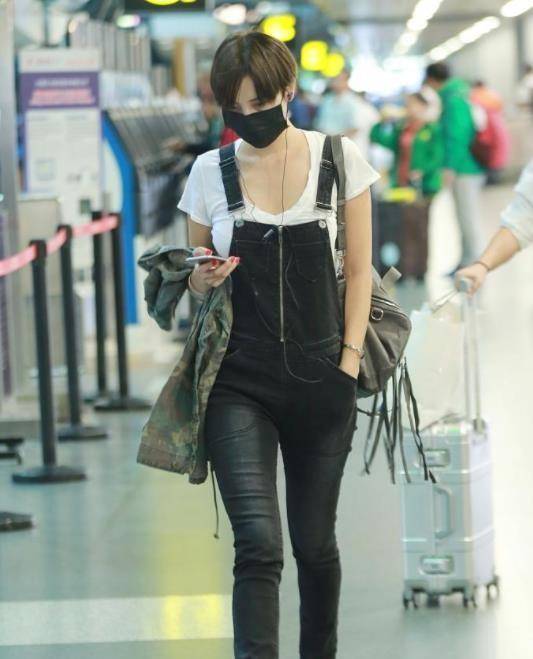 黑色|想要显瘦又显嫩？“T恤+背带裤”值得尝试，夏日这样穿美出新高度