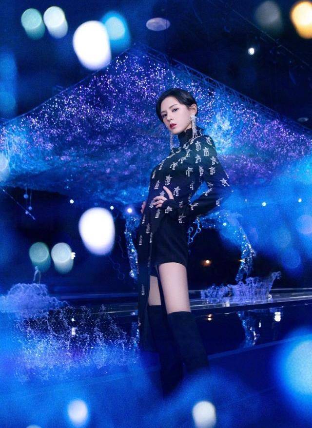 张予曦|张予曦化身丝绒靴狂热粉，秋季上演下衣失踪太性感，美腿惹人羡