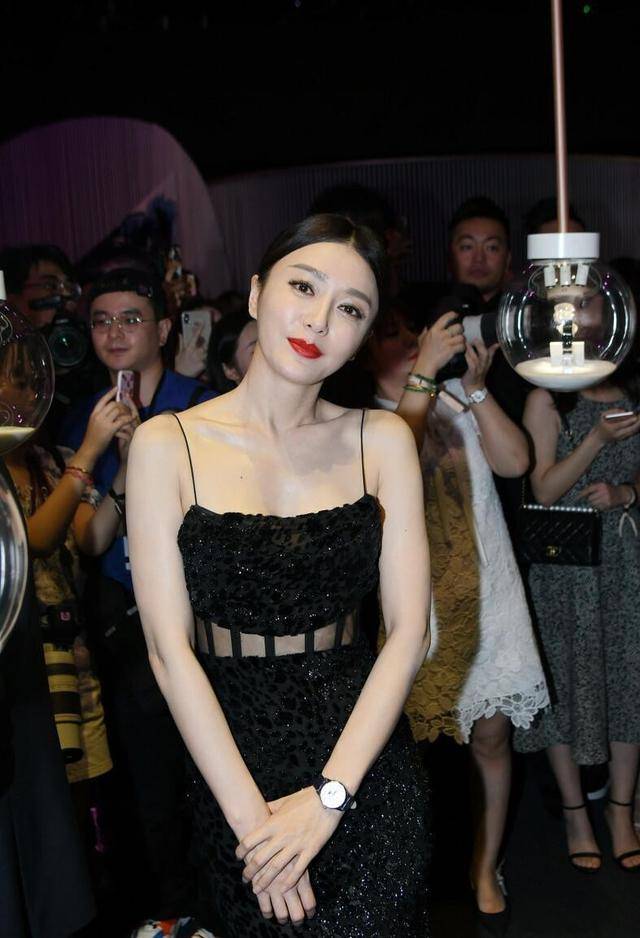 黑色|秦岚胆儿真大，穿吊带长裙仅靠两根细绳支撑，黑色豹纹尽显野性美！