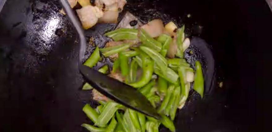 姜片|鸡蛋也可以这样吃,营养的快手早餐荷包蛋炒尖椒 焦嫩又下饭