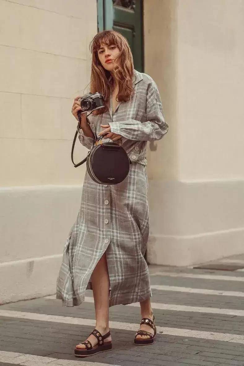 运动鞋|这个秋天，平底鞋+裙子穿出女人最轻松、优雅的样子，巨时髦！