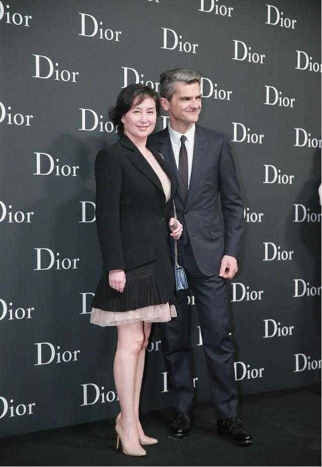 气质|难怪深得赌王喜爱，何超琼裙装也打扮难掩精英范，眼眸都是气场