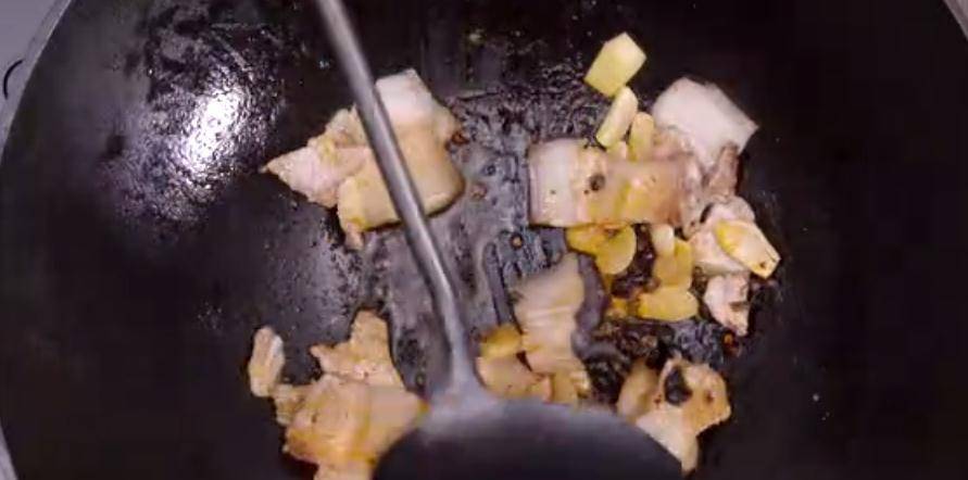 姜片|鸡蛋也可以这样吃,营养的快手早餐荷包蛋炒尖椒 焦嫩又下饭