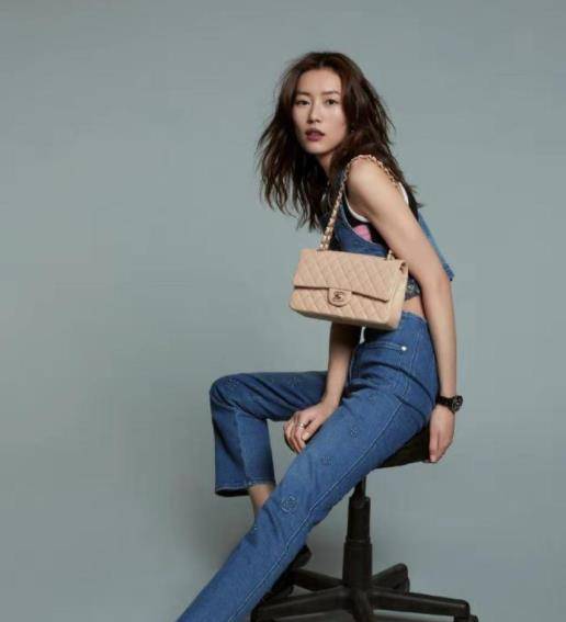 黑色|33岁刘雯走甜美风格，穿露腰牛仔服配香奈儿包，瘦得都有腰窝了