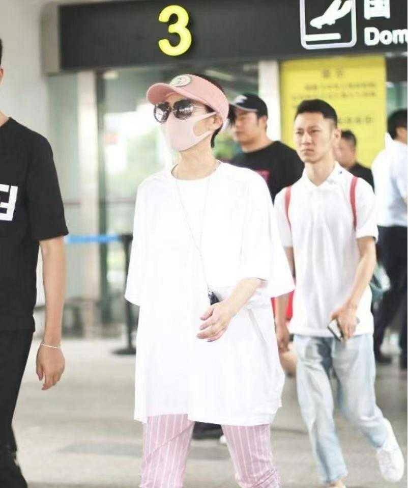 粉色|52岁许晴真敢“作妖”，白色T恤配7分裤走机场，哪像是奶奶辈的人