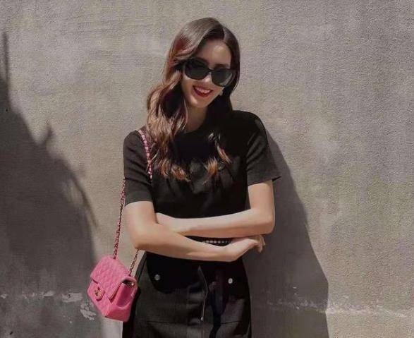 黑色|33岁刘雯走甜美风格,穿露腰牛仔服配香奈儿包,瘦得都有腰窝了