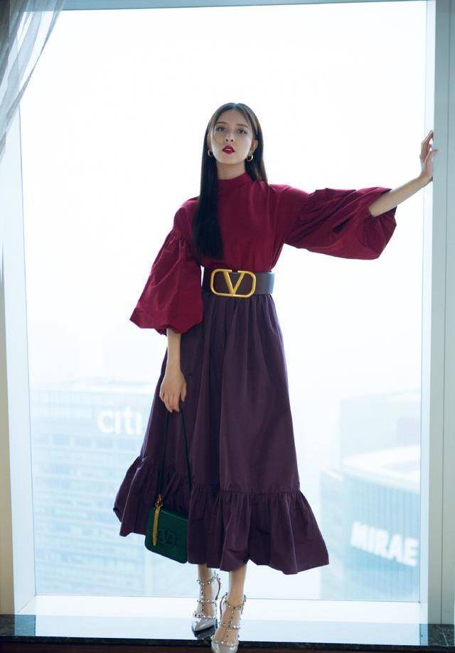 拳击|宋妍霏真的太会穿了，时尚大片诠释色彩美学，“拳击辫”尽显帅气