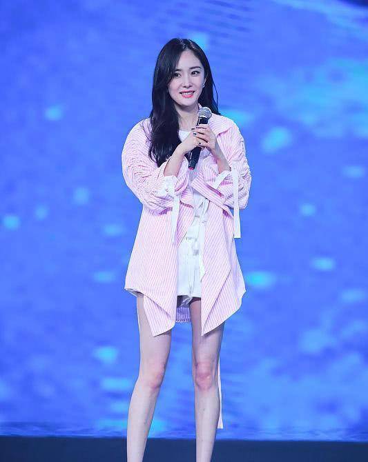 右手|女团腿？35岁的杨幂，腿比女团还好看，每天这样同款腿你也有