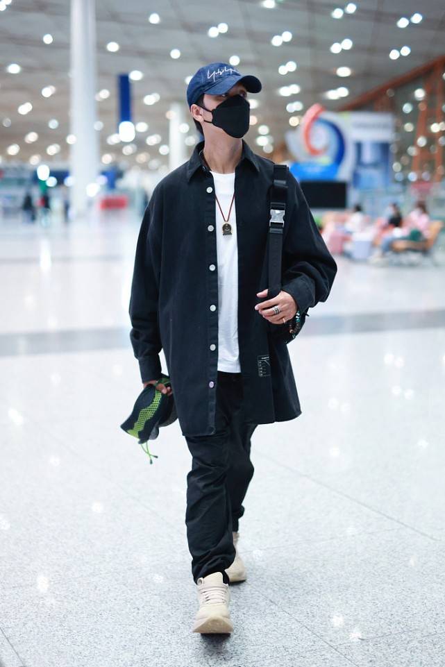 层次感|陈坤造型真“不怕矮”，用宽松单品打造潮流，这样穿初秋值得试试