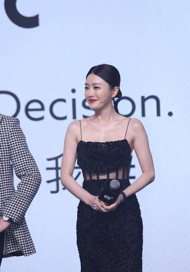 黑色|秦岚胆儿真大，穿吊带长裙仅靠两根细绳支撑，黑色豹纹尽显野性美！