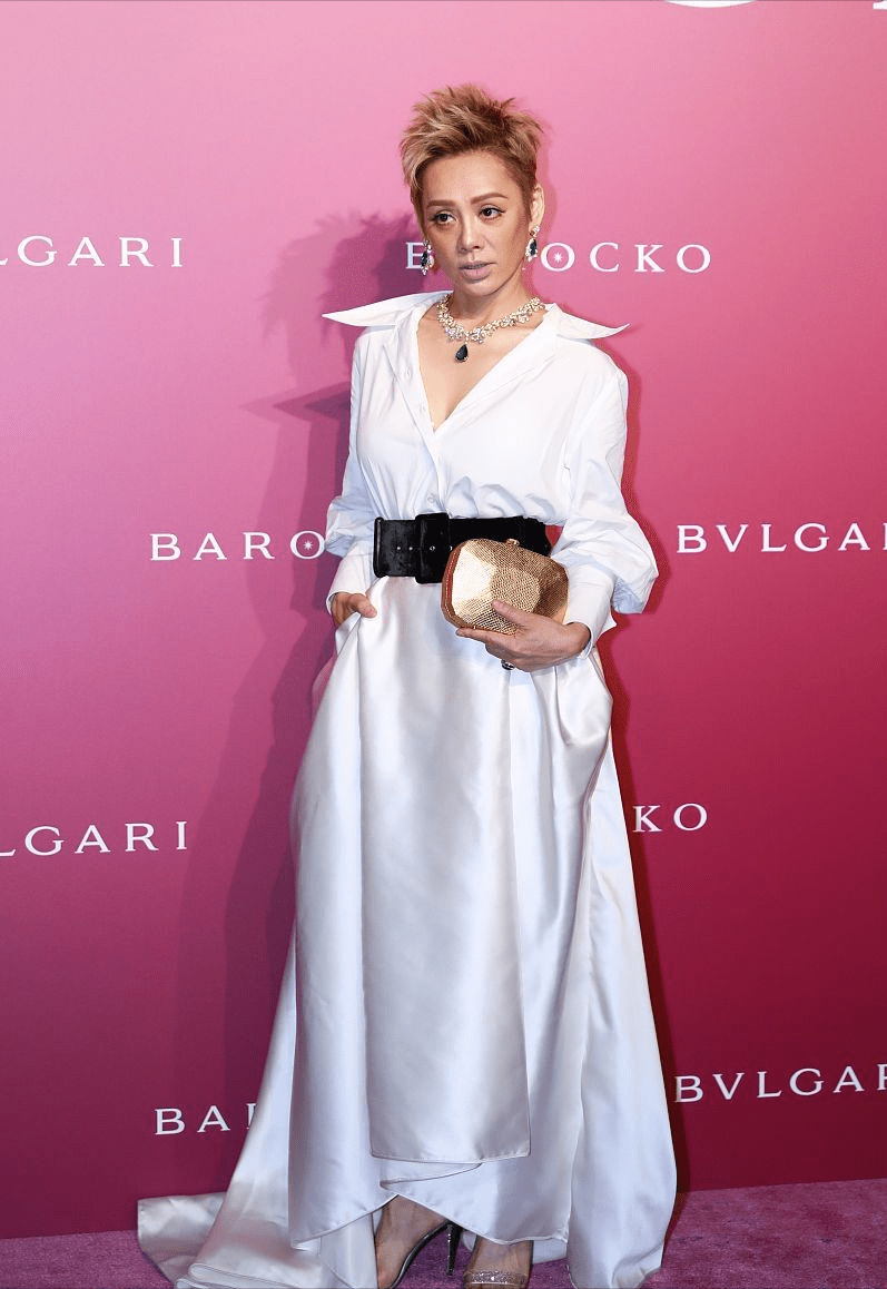 材质|宁静一把年纪不服老,穿衬衫领口大开,戴华丽首饰真显老演员地位