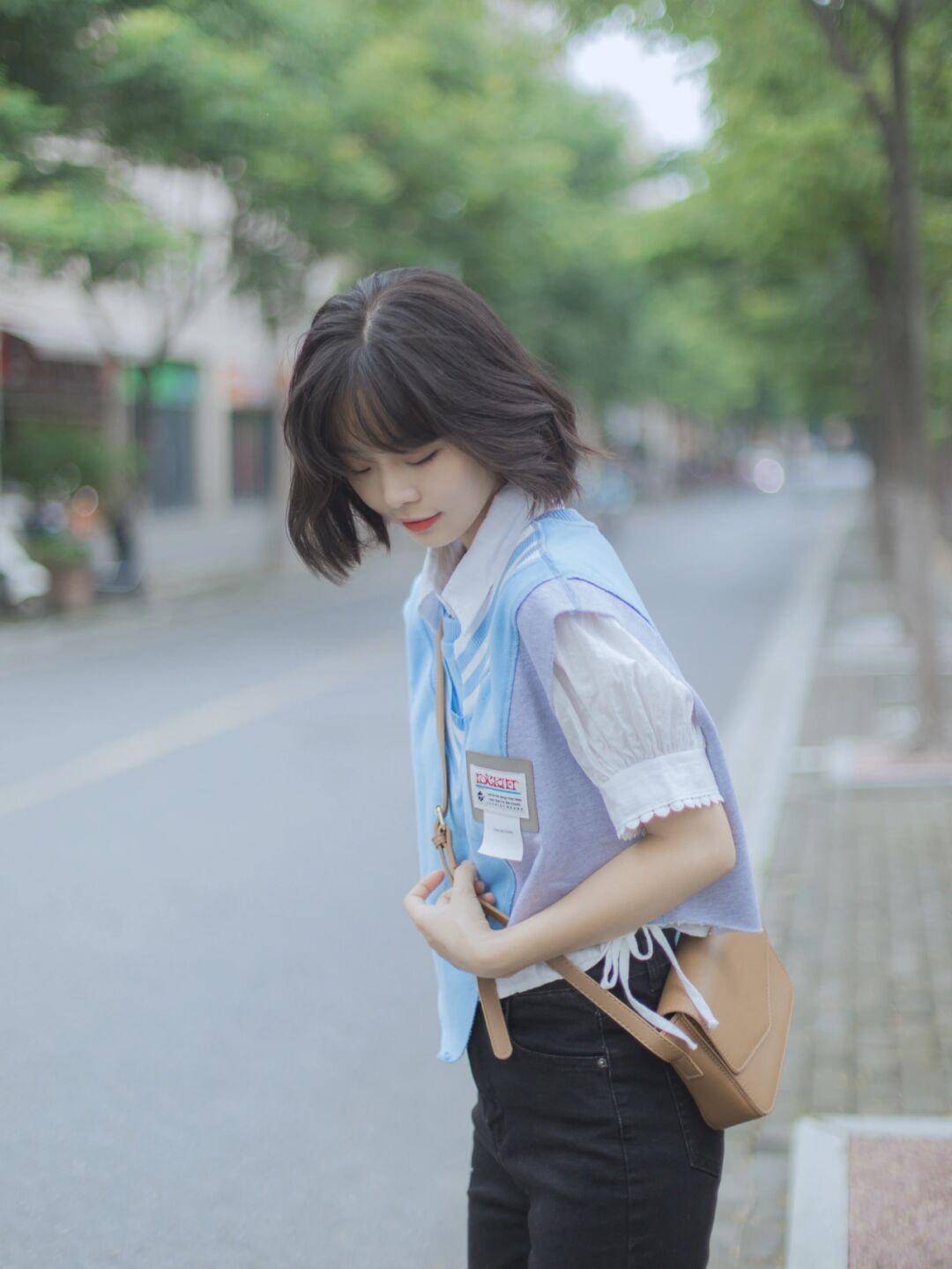 女生|还在上学的女生可以这样穿，白色卫衣搭配百褶裙，款式百搭又休闲