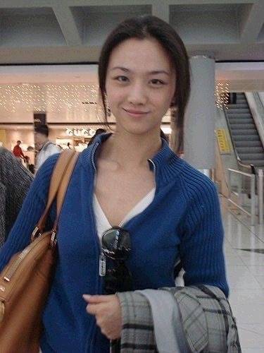 状态|汤唯拍片的现场照，脸蜡黄有些纹路但皮肤紧致，气质状态太好了！