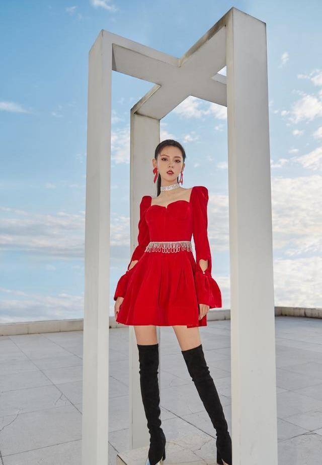 张予曦|张予曦化身丝绒靴狂热粉，秋季上演下衣失踪太性感，美腿惹人羡