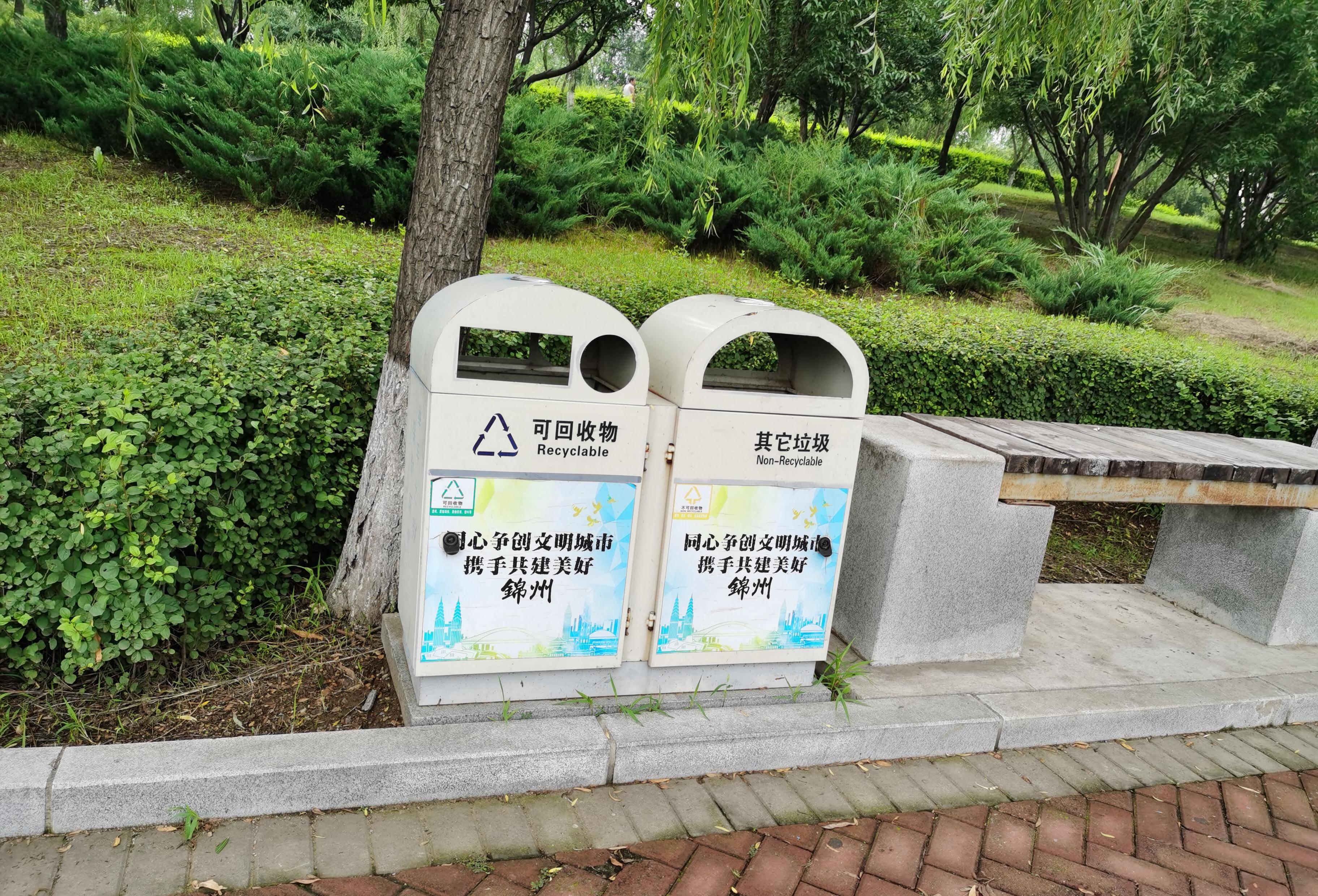 奇葩设计！座位紧挨着垃圾桶，锦州女儿河公园规划者是怎么想的？