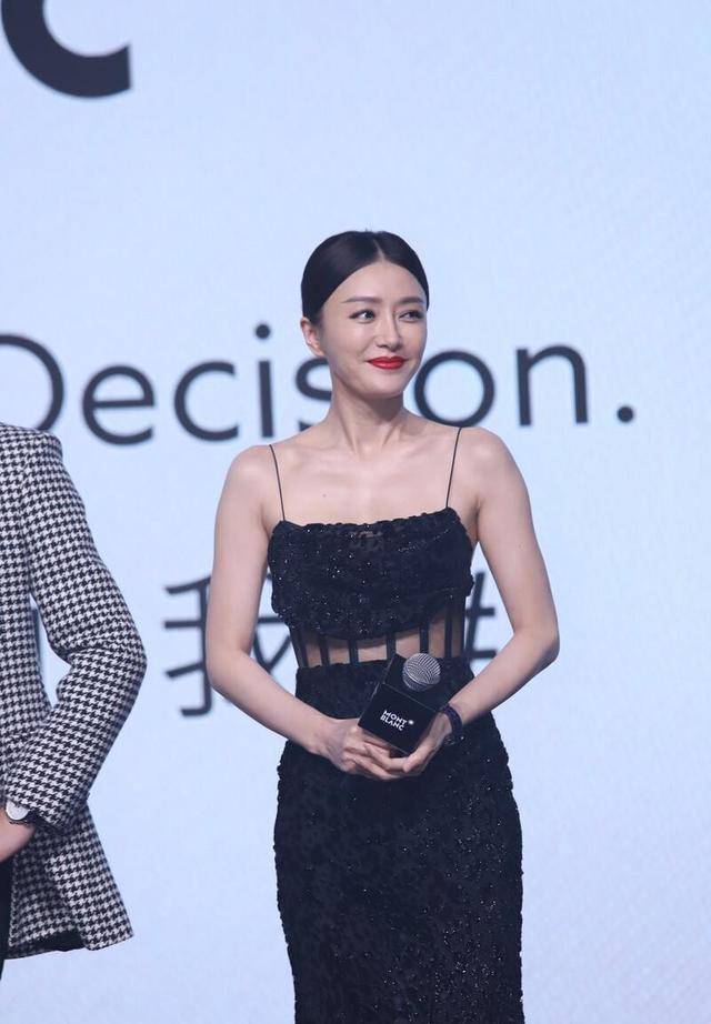 黑色|秦岚胆儿真大，穿吊带长裙仅靠两根细绳支撑，黑色豹纹尽显野性美！