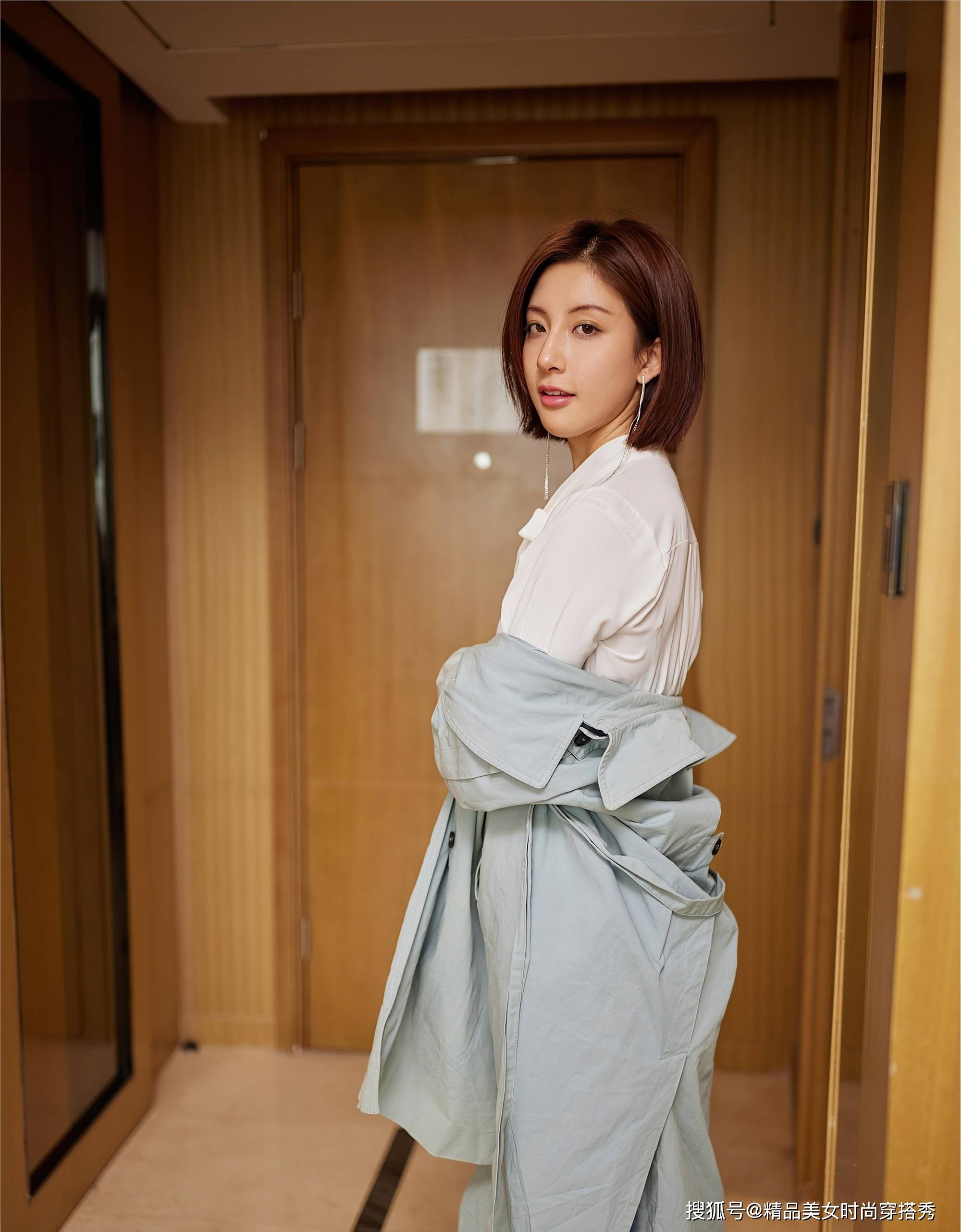 风衣|米白色的雪纺衬衫，简约时尚，下搭一条高腰牛仔裤，休闲又时尚