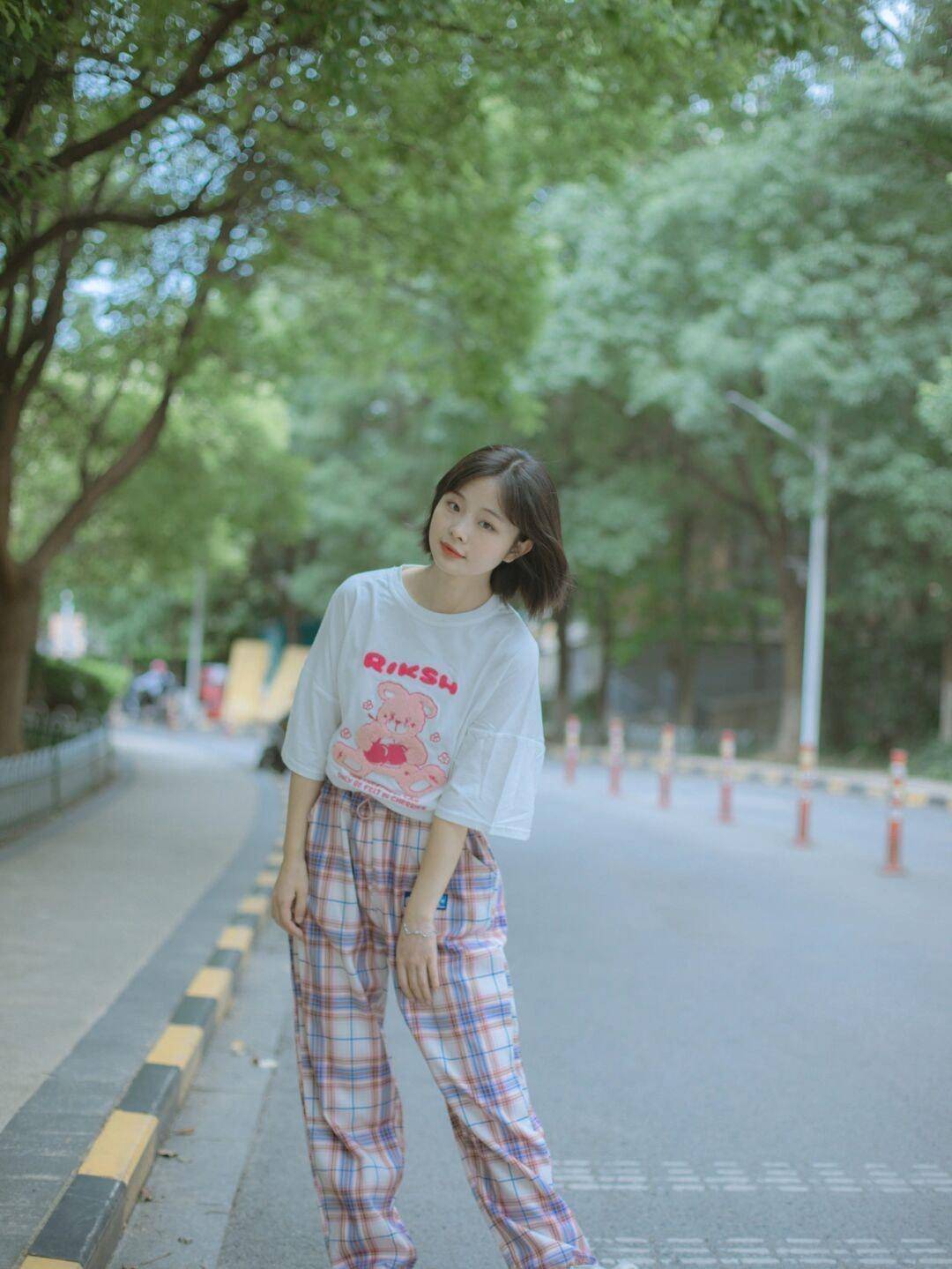 女生|还在上学的女生可以这样穿，白色卫衣搭配百褶裙，款式百搭又休闲