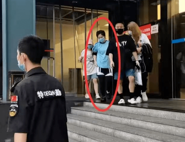 元素|谢娜生完二胎真辛苦!下班赶飞机来不及换装,穿T恤终于不显臃肿