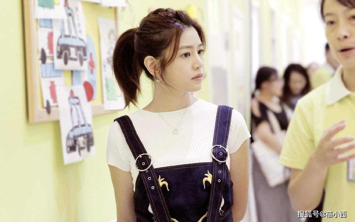 活动|陈妍希明明比陈晓大4岁，却被宠成小女孩，尤物身材穿抹胸裙真美