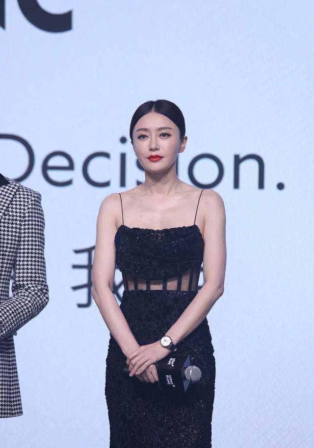 黑色|秦岚胆儿真大，穿吊带长裙仅靠两根细绳支撑，黑色豹纹尽显野性美！