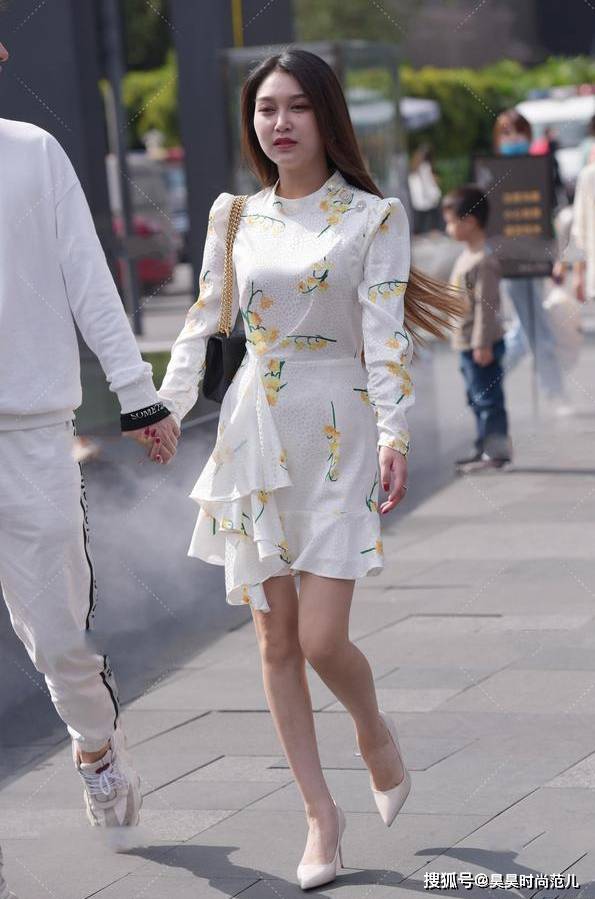 设计|初秋优雅风穿搭,一身简约印花连衣裙搭配高跟鞋,简单大方显气质