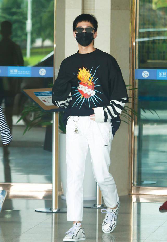 设计|杨洋头发短点挺精神的，T恤塞进工装裤，穿得精致又潇洒