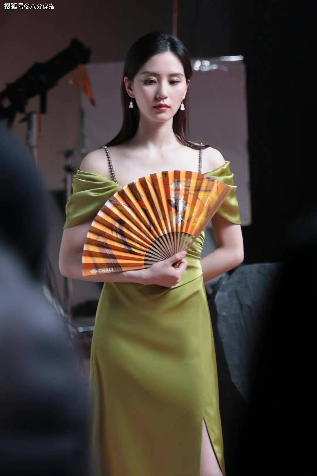 蓝色|刘诗诗气质这块就没输过，蓝色西装配百褶裙知性干练，优雅大方