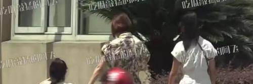 健美|马伊琍母女仨现身医院！瘦得厉害身材似麻杆，紧搂长女幼女受冷落