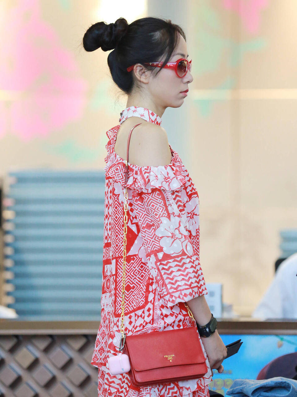 进行|38岁韩雪穿露肩连衣裙太给力，细腰长腿明显，胯宽缺点也不见了