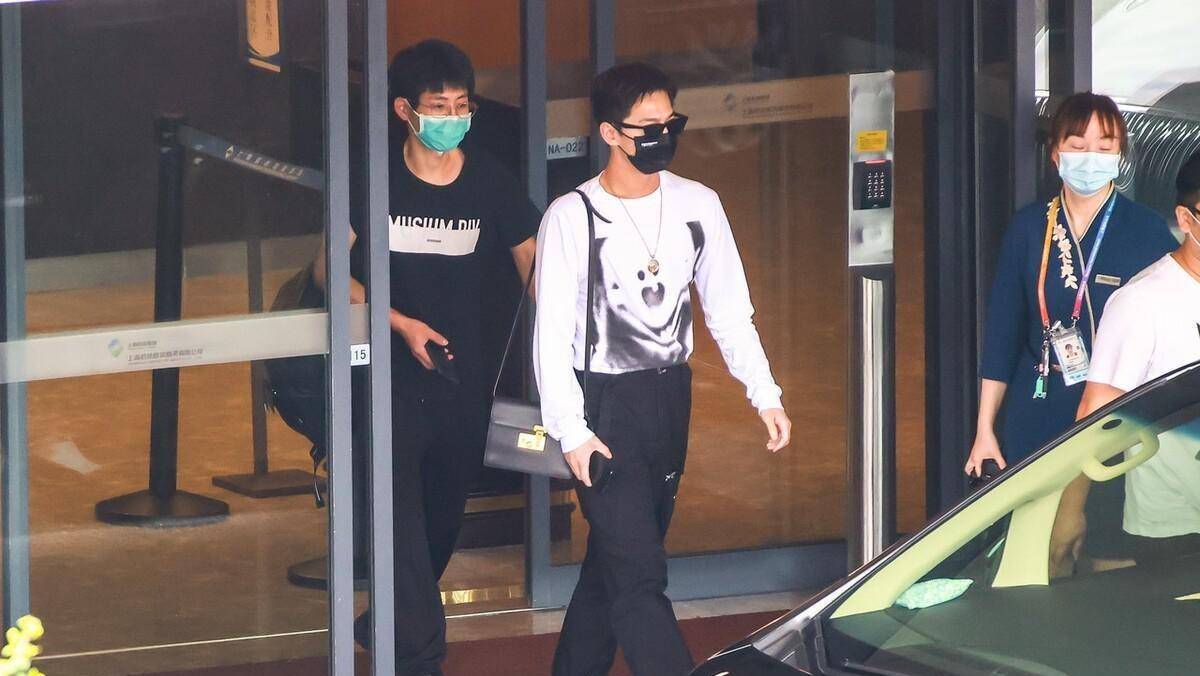 设计|杨洋头发短点挺精神的，T恤塞进工装裤，穿得精致又潇洒