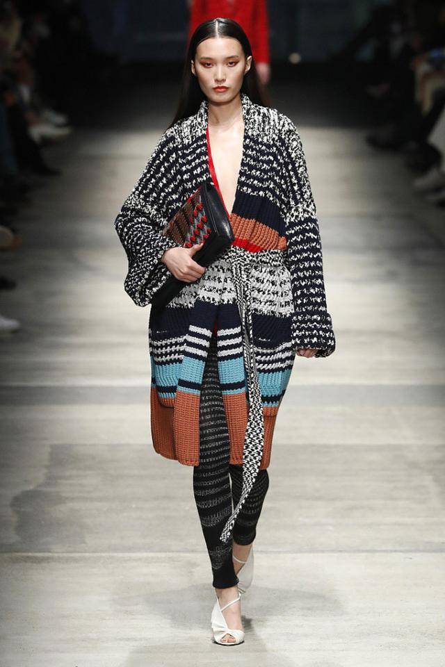 个性|奶奶辈喜欢的收腰毛衣你确定不尝试一下？时尚百搭，穿起来真亮眼