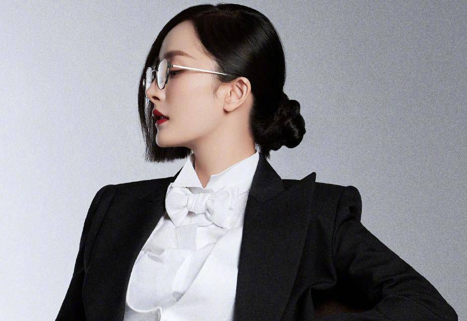 显得|嘉人晚会生图：金晨低领衬衫抢眼，周也搭配成败笔，她是最大亮点