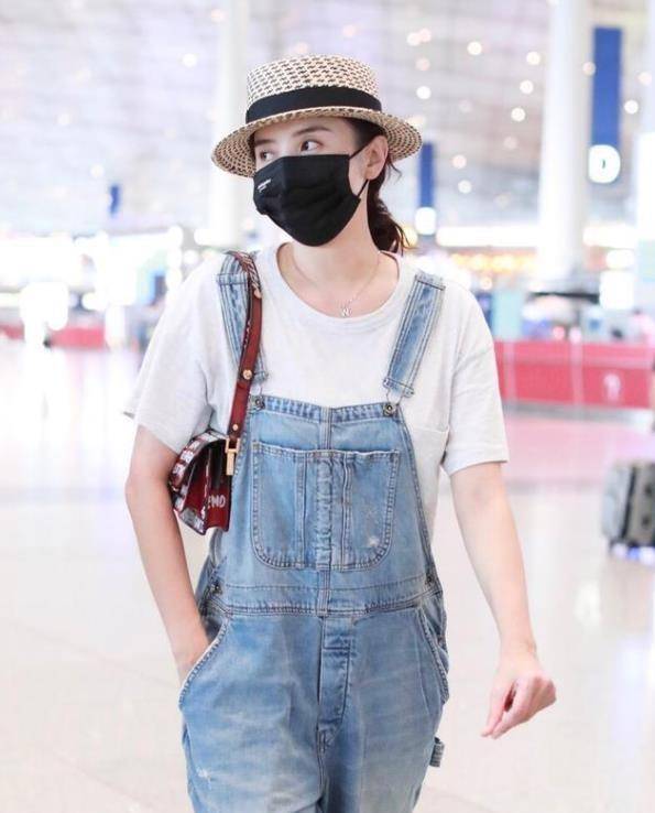 黑色|想要显瘦又显嫩？“T恤+背带裤”值得尝试，夏日这样穿美出新高度