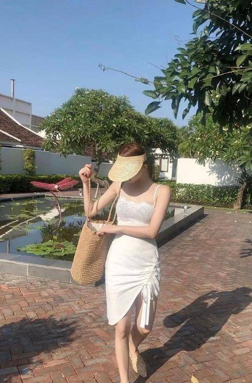 纵向|夏日旅行很适合穿吊带背心配半身裙，抽绳显瘦显时髦，女人味十足