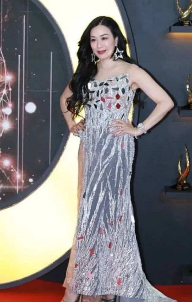 显得|网友偶遇钟丽缇拍戏，没修图的脸僵硬老得不真实，一点不自然！