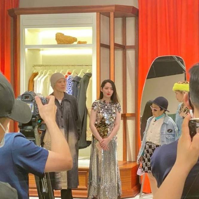 向佐|向佐夫妇录节目被偶遇！郭碧婷被夸白到发光，给女儿挑童装好有爱