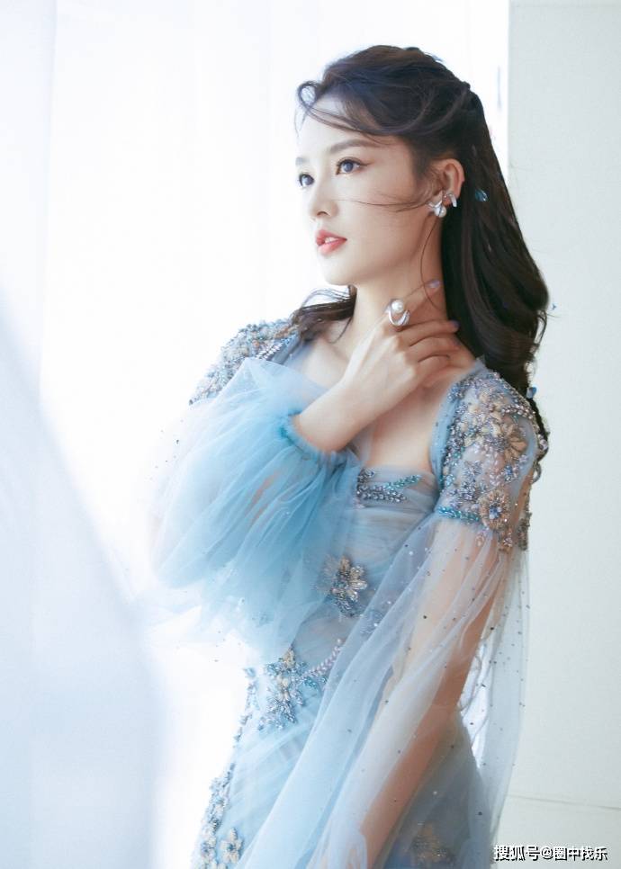 设计|李沁新造型太美！蓝白渐变长裙上身清爽干净又甜美，在逃公主本人