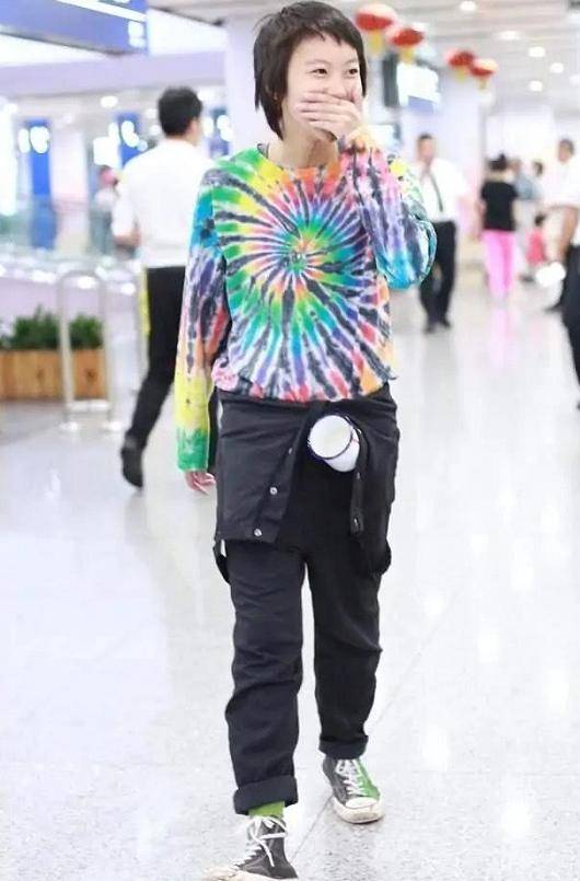 中性|窦靖童又作妖，彩虹T恤配背带裤中性利落真个性，品味和妈没得比