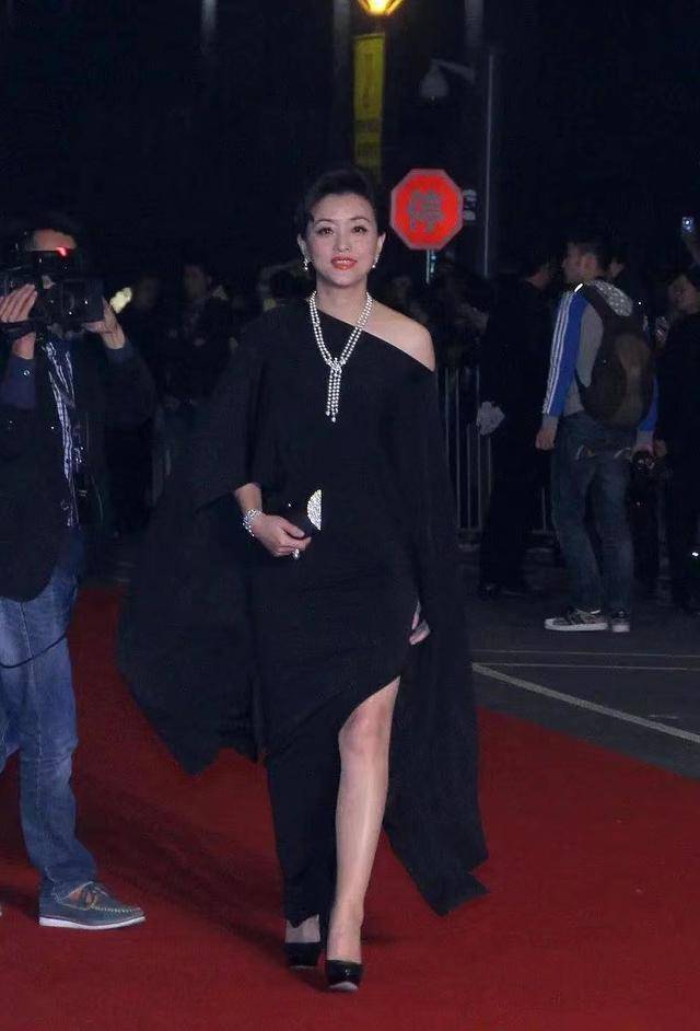 效果|杨澜到底是主持人出身，气质好穿阔腰礼裙都很美，会打扮很重要