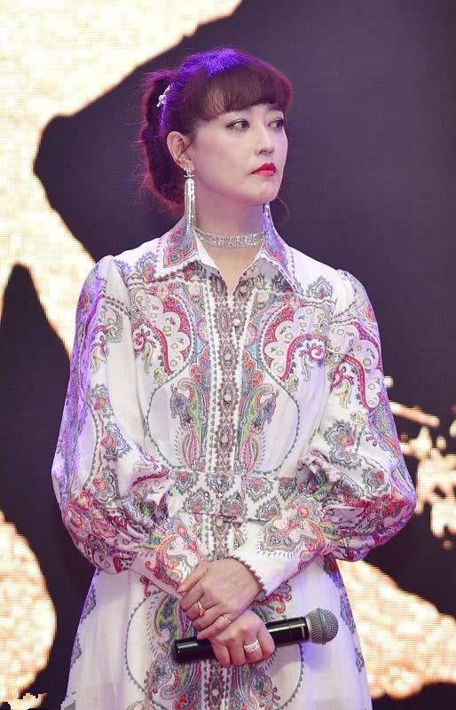 头发|周海媚商演被拍，剪大妈短发穿碎花老年裙，这才是54岁真实样！