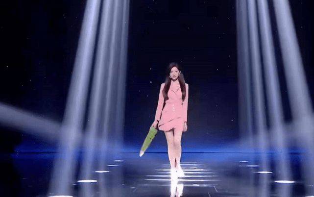 李思思|央视还藏着多少美女？马凡舒超模身材女团脸，穿西装裙不输李思思