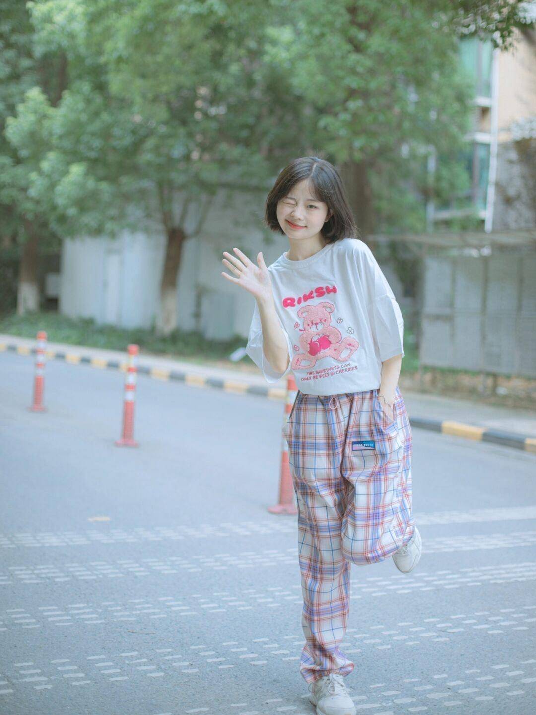 女生|还在上学的女生可以这样穿，白色卫衣搭配百褶裙，款式百搭又休闲