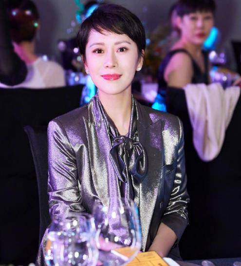 李宇春|海清还挺勇敢,40多岁头发剪短还染黄,哪有“国民媳妇”的样子